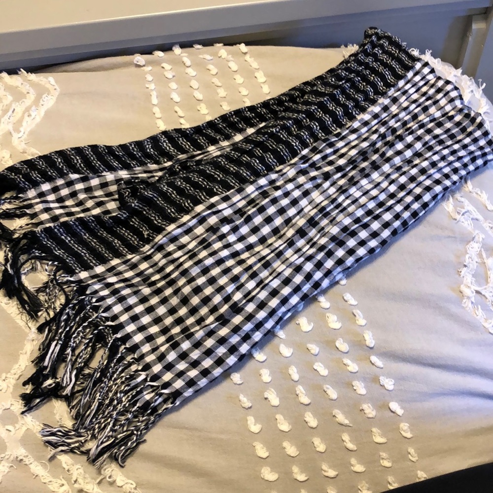 Black and white scarf